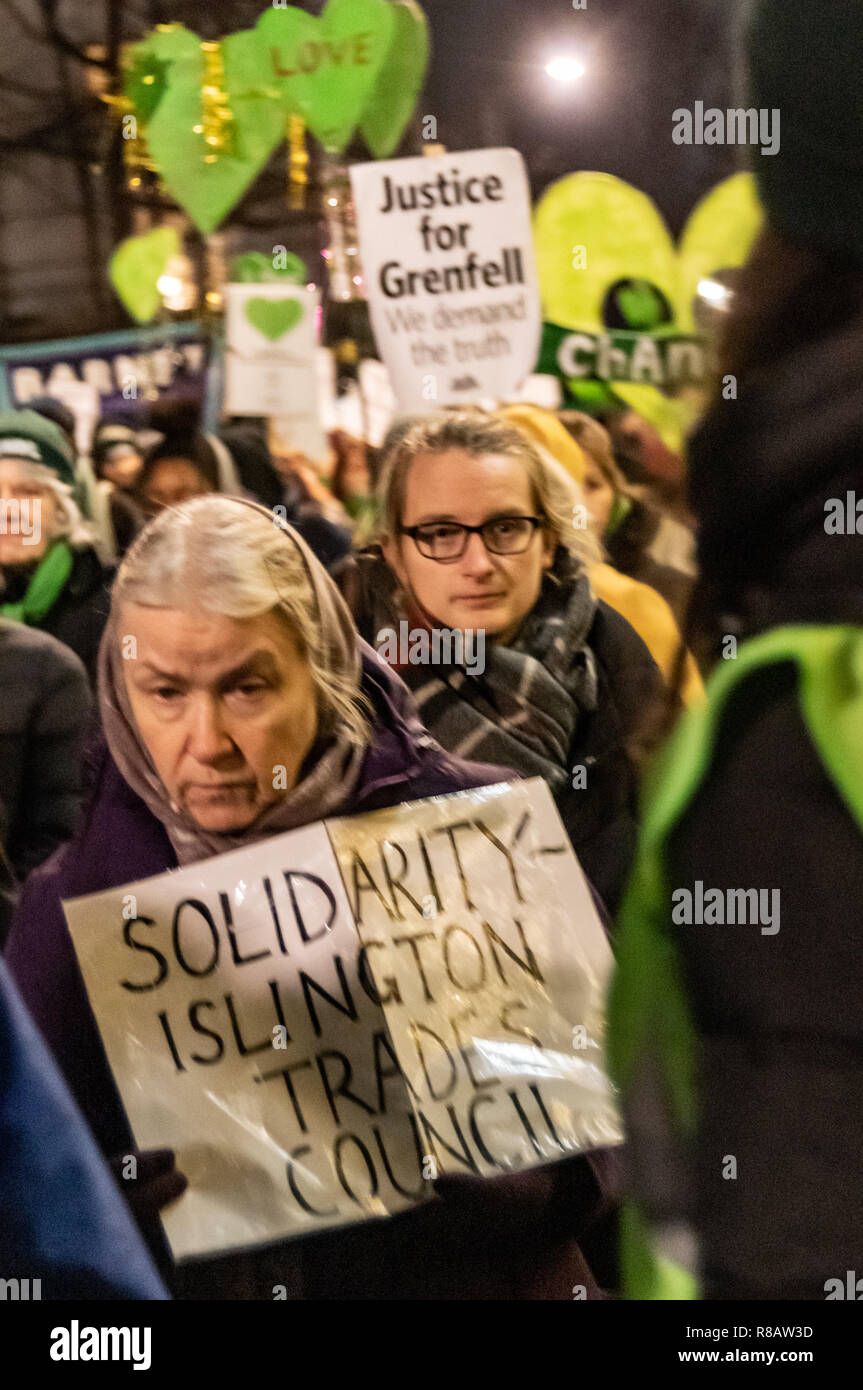 London, Großbritannien. 14. Dezember 2018. Menschen, darunter viele, die Familie und Freunde an Grenfell nehmen Sie teil an einem ruhigen Spaziergang Kennzeichnung 18 Monate seit der Katastrophe verloren. Der Spaziergang begann am Kensington Town Hall weil sie Kensington und Chelsea Rat für die Tragödie und nicht wirksam mit den Nachwirkungen zu tun verantwortlich ist, mit vielen Überlebenden noch nicht richtig rehoused. Sie wollen Gerechtigkeit und die Verantwortlichen vor Gericht gebracht, für die Gemeinschaft betrifft, und Änderungen an Sicherheit für alle zu gewährleisten. Peter Marshall / alamy Leben Nachrichten Stockfoto