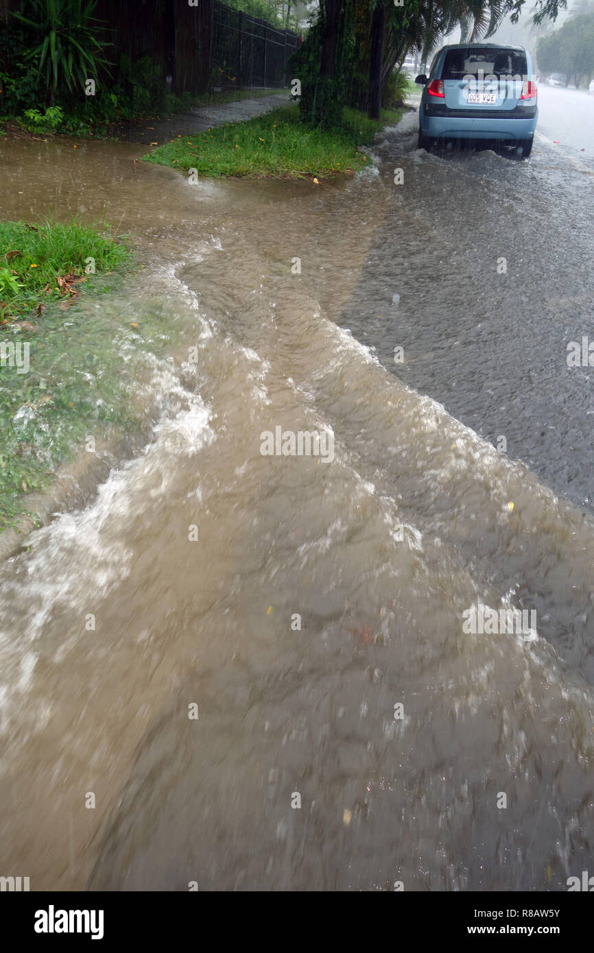 Cairns, Australien, 15. Dez 2018. Erste Stürme aus tropischen Zyklon Owen haben lokalisierte Überschwemmung in Far North Queensland verursacht. Hochwasser in Mayers Straße im Vorort Edge Hill, Cairns, Queensland, Australien. Credit: Suzanne Long/Alamy leben Nachrichten Stockfoto