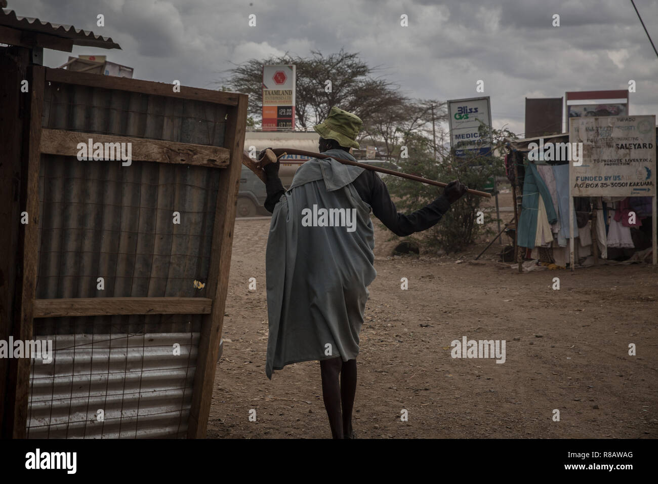 Ein Mitglied der lokalen Turkana Gemeinschaft gesehen zu Fuß durch Kakuma Stadt. Kakuma Flüchtlingslager im Nordwesten Kenias ist die Heimat von mehr als 180.000 Flüchtlinge und Asylbewerber, aus Ländern wie Uganda, Südsudan, Sudan, Äthiopien, Tansania und Somalia. Stockfoto