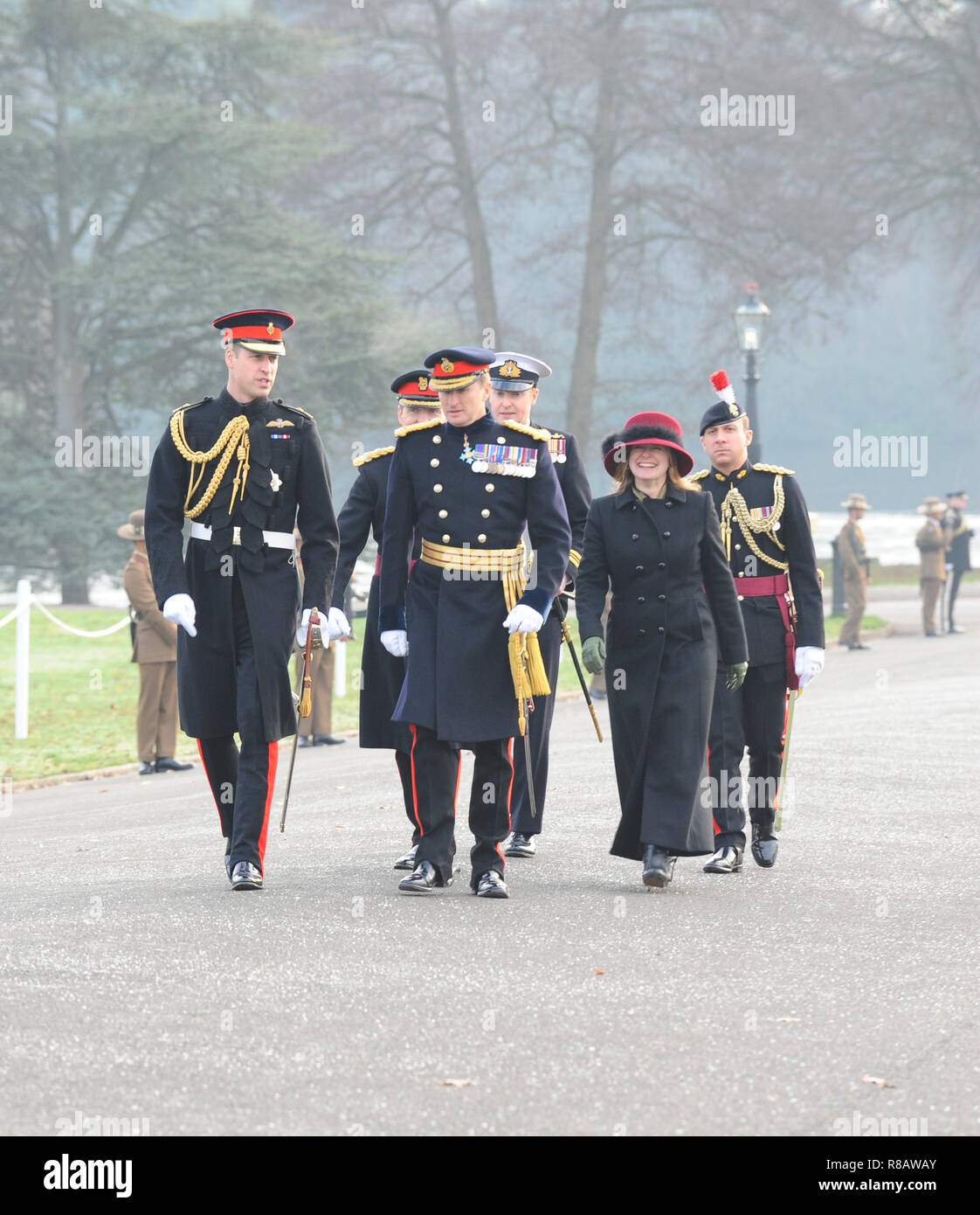 Der Herzog von Cambridge, Prinz William gesehen, Ihre Majestät die Königin wie die Überprüfung der Officer bei der Souveränen Parade. Der souveräne Parade am Ende jeder Begriff markiert den Übergang von Sandhurst von Officer Kadetten, der die Inbetriebnahme Kurs abgeschlossen haben. Die Parade wird der Abschluss der intensiven Ausbildung von einem Jahr für 169 officer Kadetten aus dem Vereinigten Königreich und 25 von 19 überseeischen Ländern Royal Military Academy Sandhurst. Stockfoto