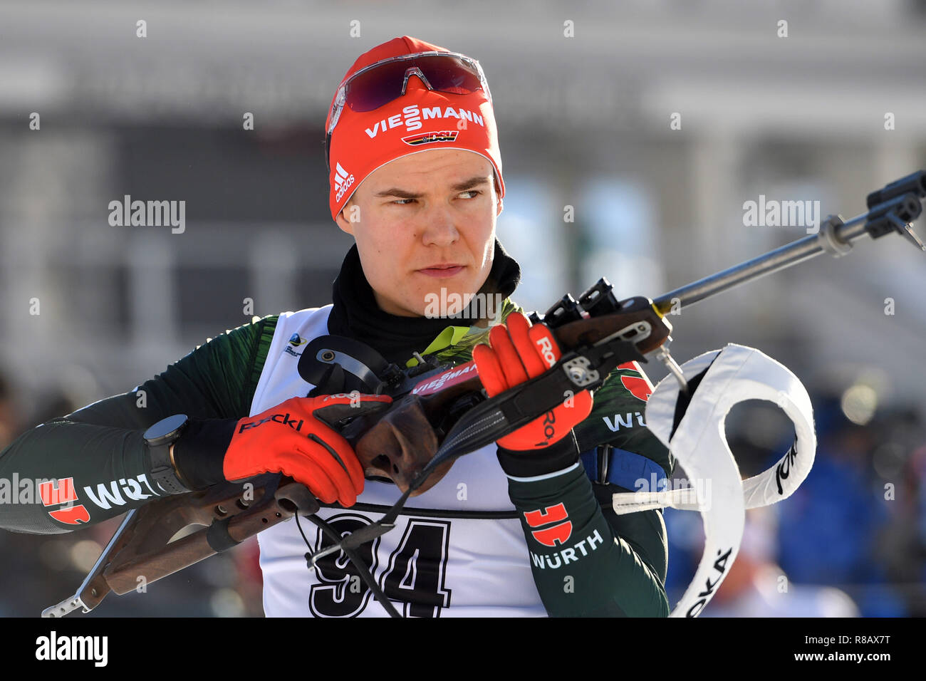 Philipp HORN (GER), am Schießstand, Aktion, single Bild, Single Cut Motiv, halb Bild, halb Abbildung. 10 km Sprint der Männer, Männer, IBU Biathlon Weltcup 2018 am 14.12.2018 in Hochfilzen/Pillersse, Saison 2018/19. | Verwendung weltweit Stockfoto