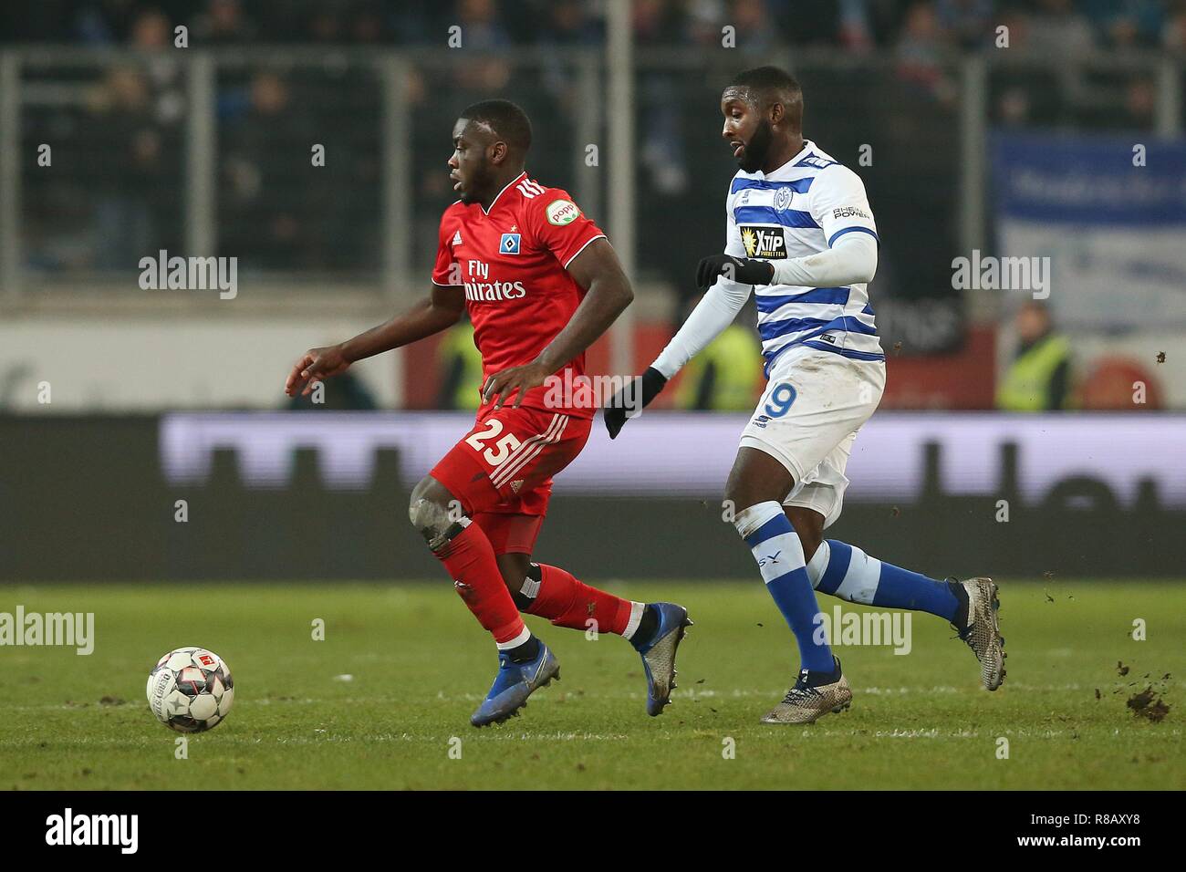 Duisburg, Deutschland. 14 Dez, 2018. firo: 14.12.2018, Fußball, 2.Bundesliga, Saison 2018/2019, MSV Duisburg - HSV Hamburg Hamburg, HSV Hamburg Hamburg Hamburg, Hamburg 1:2 MANGALA, HSV Hamburg Hamburg links versus SUKUTA PASU-| Verwendung der weltweiten Kredit: dpa/Alamy leben Nachrichten Stockfoto