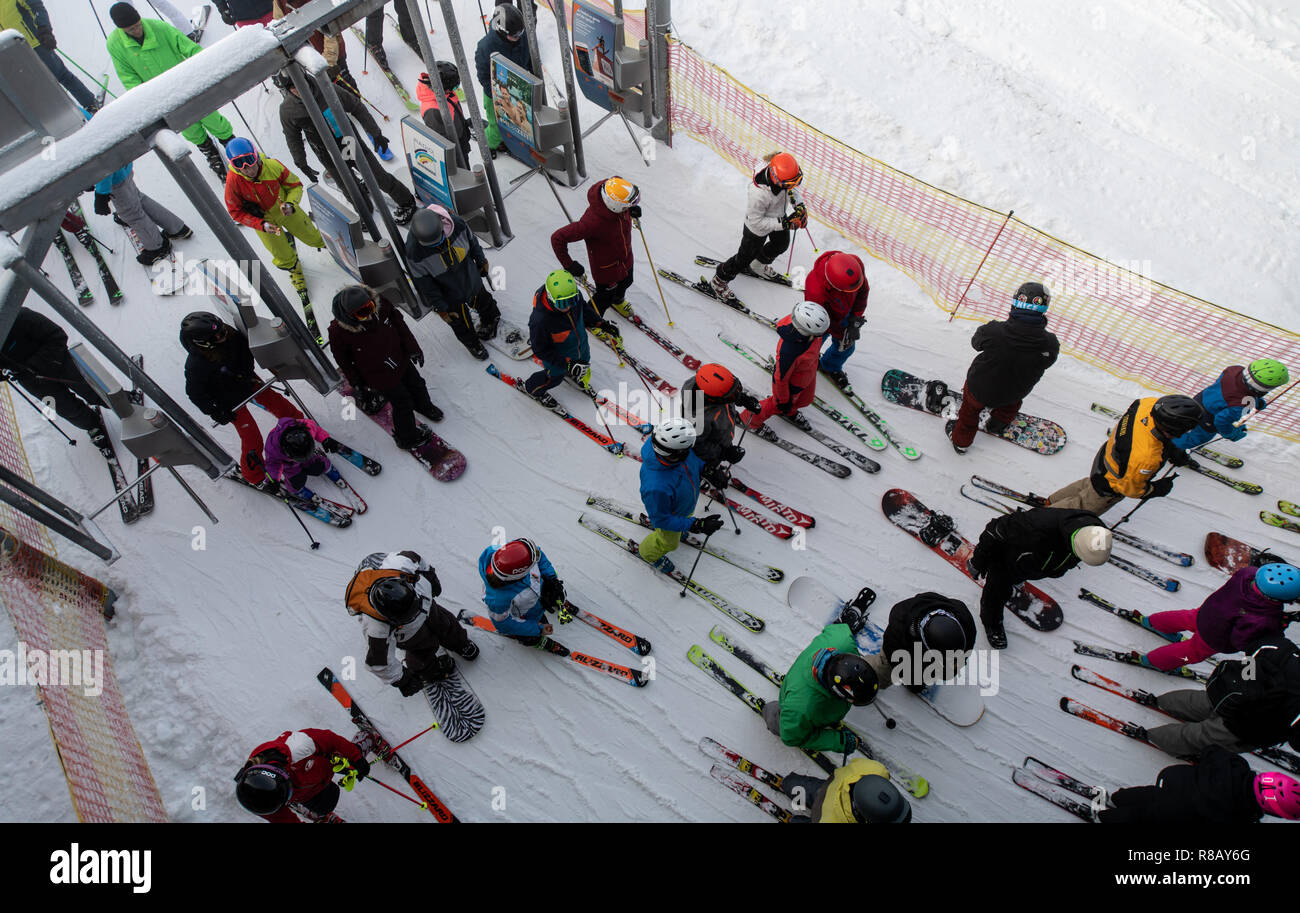 Feldberg im Schwarzwald, Deutschland. 15 Dez, 2018. Skifahrer warten auf einen Sessellift. Die ersten Aufzüge auf dem Feldberg im Schwarzwald eröffnet. Quelle: Patrick Seeger/dpa/Alamy leben Nachrichten Stockfoto
