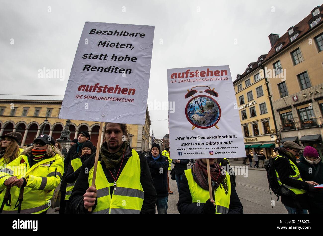 München, Bayern, Deutschland. 15 Dez, 2018. In einem Versuch, die revolutionäre Gilets Jaunes Bewegung aus Frankreich nach Deutschland bringen, die 'Aufstehen'' Gruppe ('Stand Up'') eine gelbe Weste Demonstration organisiert am Münchner Max Joseph Platz Reformen zu verlangen, dass sie die Vermietung Krise, Mangel an Wohnraum, Privatisierung zu lösen und andere Probleme in der Stadt. Credit: ZUMA Press, Inc./Alamy leben Nachrichten Stockfoto