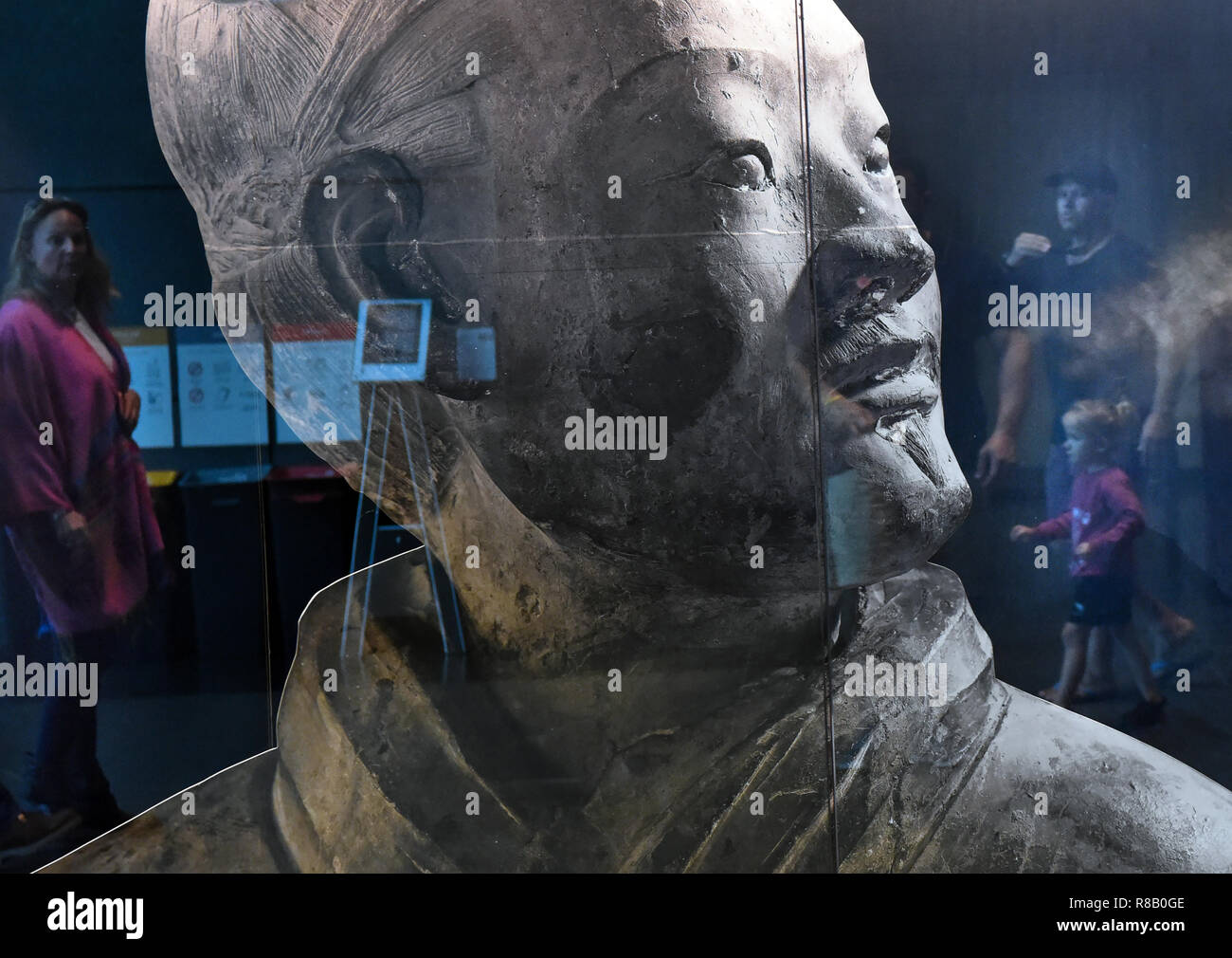 (181215) -- WELLINGTON, Dez. 15, 2018 (Xinhua) - Besucher sehen die Exponate während der Ausstellung Terracotta Krieger: Hüter der Unsterblichkeit im Nationalmuseum von Neuseeland in Wellington, Neuseeland, am Dez. 15, 2018. Das Wahrzeichen der Ausstellung der Terrakotta-Krieger: Hüter der Unsterblichkeit zu öffentlichkeit am Samstag geöffnet im Nationalmuseum von Neuseeland. Die Ausstellung verfügt über acht Krieger stehend 180 cm hoch, und zwei Pferde aus die berühmte Terracotta Armee, sowie zwei halbe Größe replica Bronze von Pferden gezogenen Wagen. Zu sehen sind außerdem mehr als 160 exquisite Stockfoto