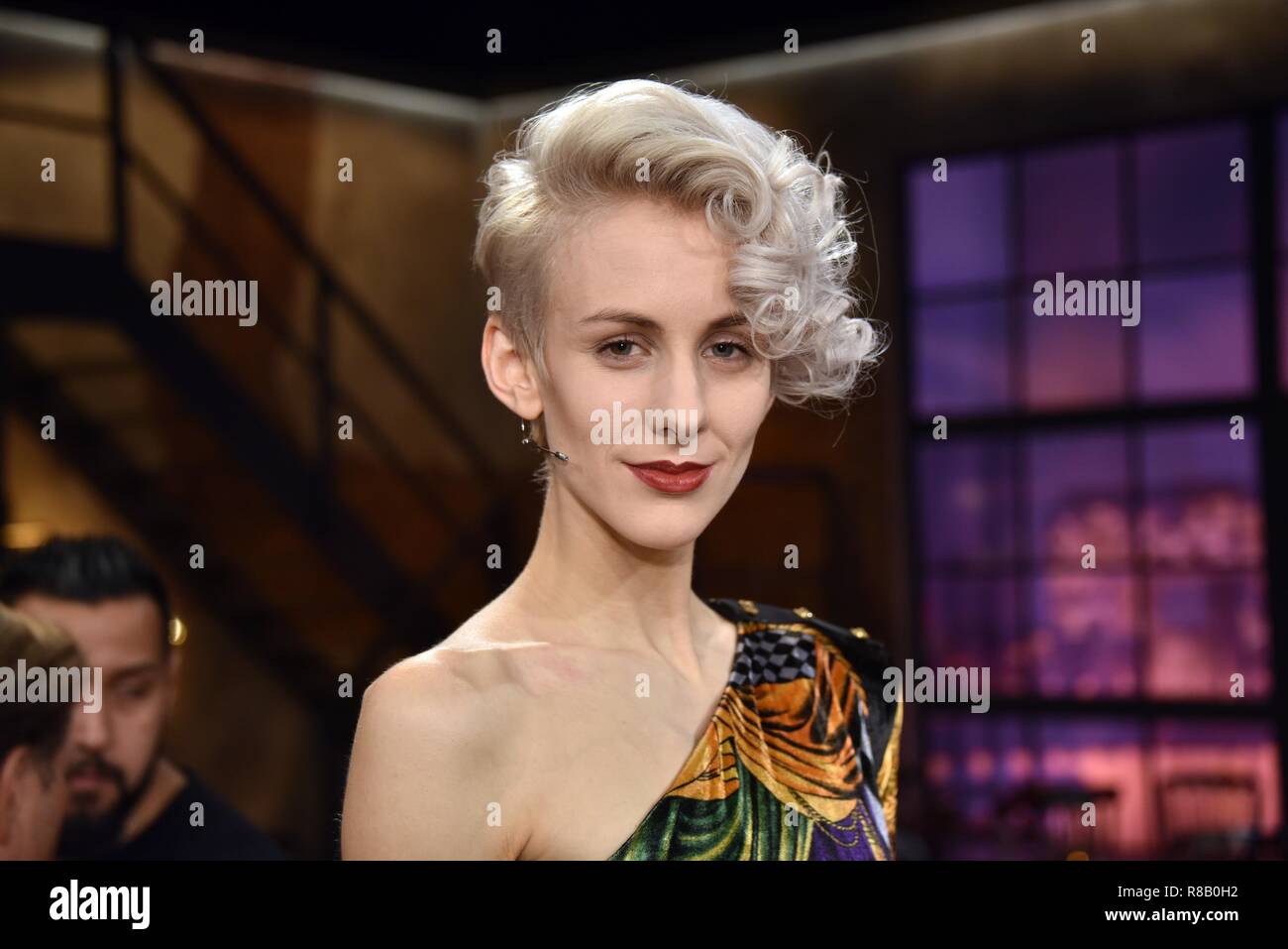 14. Dezember 2018, Köln: Die Österreichische Poetry Slammer und Kabarettistin Lisa Eckhart (eigentlich Lisa Lasselsberger) ist ein Gast auf der WDR-Talkshow "Kölner Treff. Foto: Horst Galuschka/dpa Stockfoto