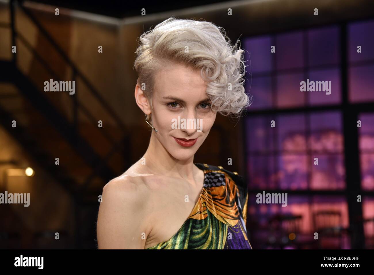 14. Dezember 2018, Köln: Die Österreichische Poetry Slammer und Kabarettistin Lisa Eckhart (eigentlich Lisa Lasselsberger) ist ein Gast auf der WDR-Talkshow "Kölner Treff. Foto: Horst Galuschka/dpa Stockfoto