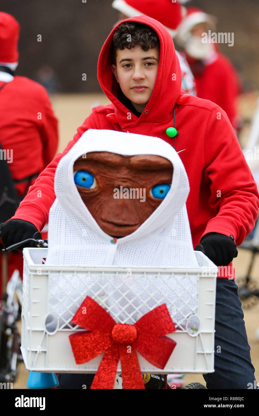 Horse Guard Parade, London, Großbritannien, 15. Dez 2018 - Hunderte von Menschen Park in BMXLife Londons Santa Cruise halt an der Horse Guards Parade vor dem Zyklus durch London und sensibilisieren und Geld für Evelina Londoner Kinderkrankenhaus (ECHO), für Kinder mit Herzerkrankungen. Die jährliche Veranstaltung begann vor vier Jahren nach Stephane Wright's Sohn Tommy, einen Herzinfarkt erlitten und verbrachte Zeit bei Evelina London. T Credit: Dinendra Haria/Alamy leben Nachrichten Stockfoto