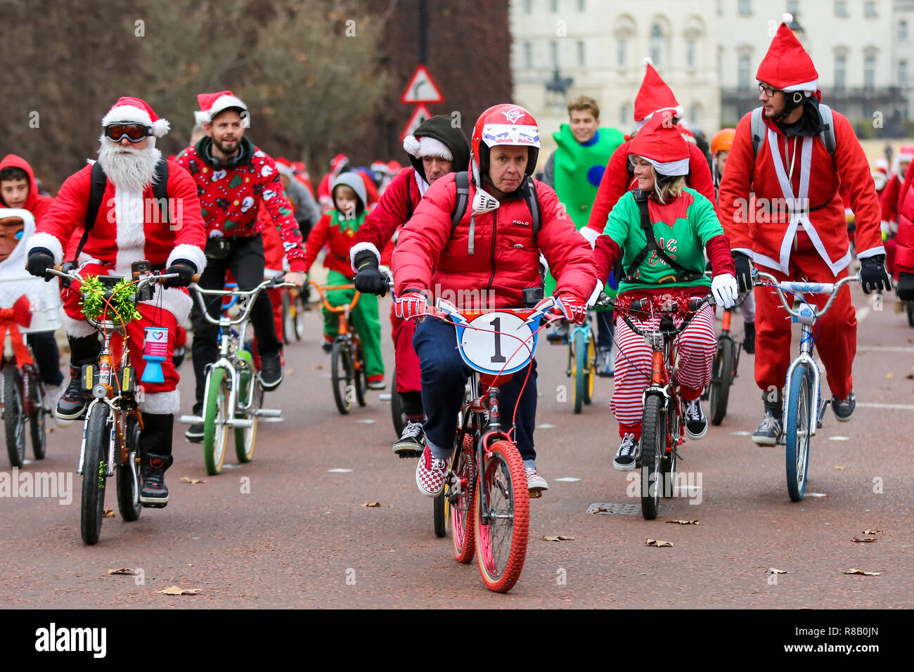 Horse Guard Parade, London, Großbritannien, 15. Dez 2018 - Hunderte von Menschen Park in BMXLife Londons Santa Cruise halt an der Horse Guards Parade vor dem Zyklus durch London und sensibilisieren und Geld für Evelina Londoner Kinderkrankenhaus (ECHO), für Kinder mit Herzerkrankungen. Die jährliche Veranstaltung begann vor vier Jahren nach Stephane Wright's Sohn Tommy, einen Herzinfarkt erlitten und verbrachte Zeit bei Evelina London. T Credit: Dinendra Haria/Alamy leben Nachrichten Stockfoto