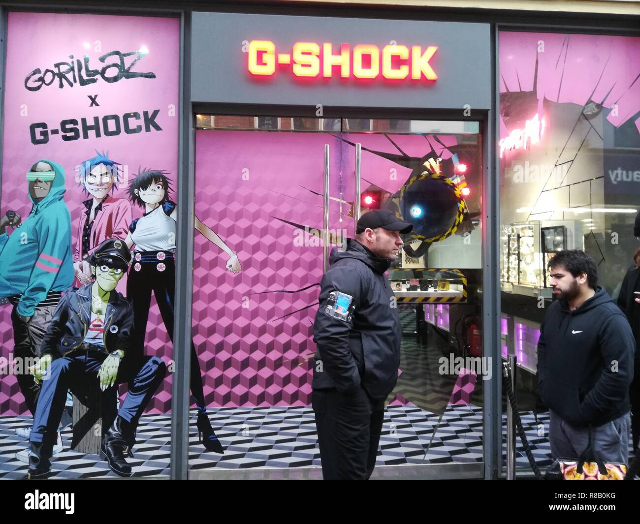 London Start: Die Leute stehen Schlange für neue limitierte Edition von Nudel- und Russel Uhren von Casio G-Sshock und Gorillaz zum 35. Zusammenarbeit, London, UK Stockfoto