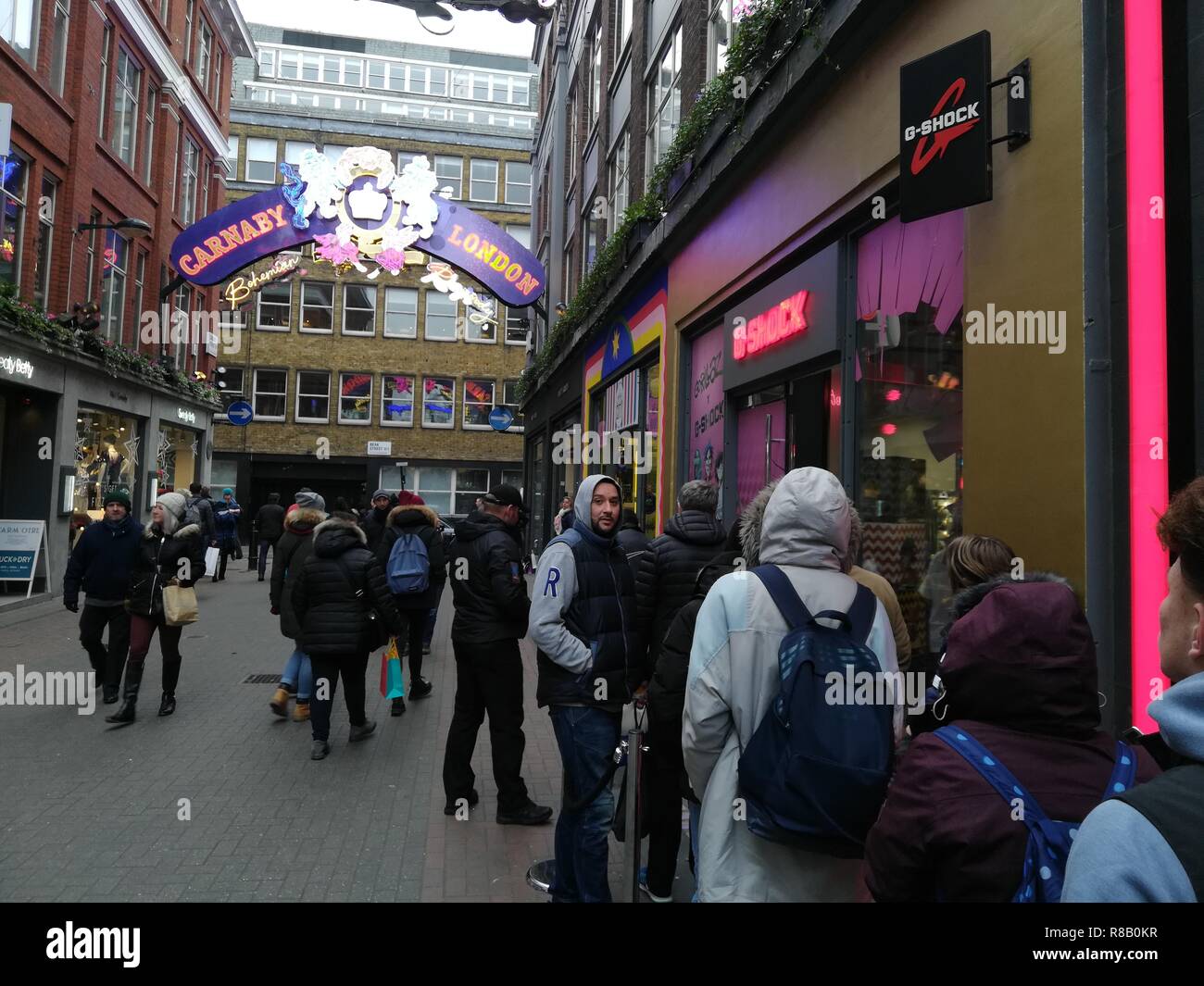 London Start: Die Leute stehen Schlange für neue limitierte Edition von Nudel- und Russel Uhren von Casio G-Sshock und Gorillaz zum 35. Zusammenarbeit, London, UK Stockfoto