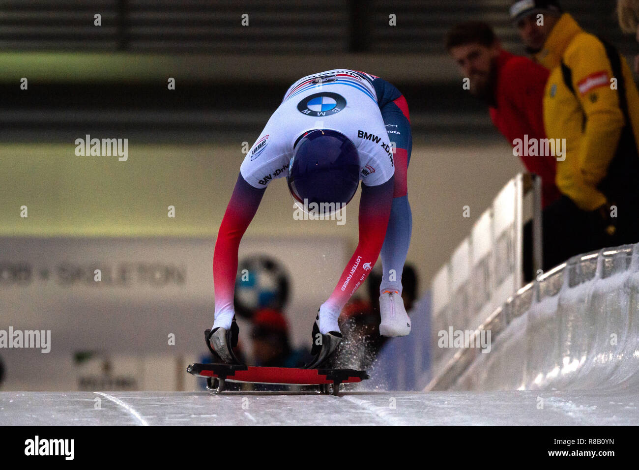 Winterberg, Deutschland. 14 Dez, 2018. Skelett, Wm, Frauen, 2. Durchlauf in der Veltins Ice Arena: Laura Deas aus Großbritannien springt auf ihr Skelett. Credit: Christophe Kirschtorte/dpa/Alamy leben Nachrichten Stockfoto