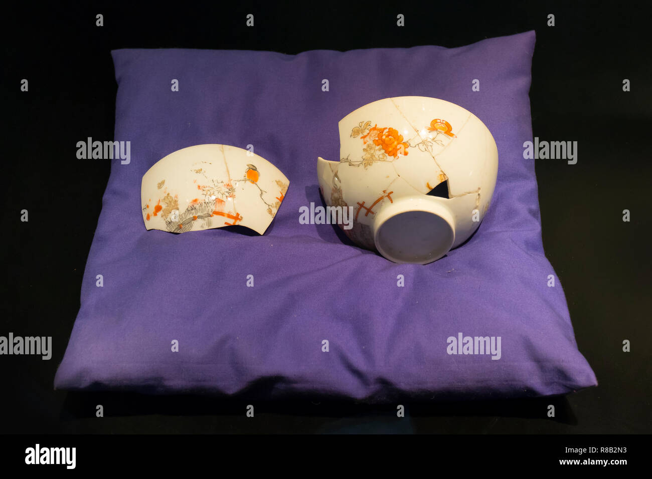 Nagasaki, Japan - 22. Oktober 2018: zerbrochenes japanischem Porzellan Werbeartikel im Museum in Dejima, Nagasaki ausgestellt Stockfoto