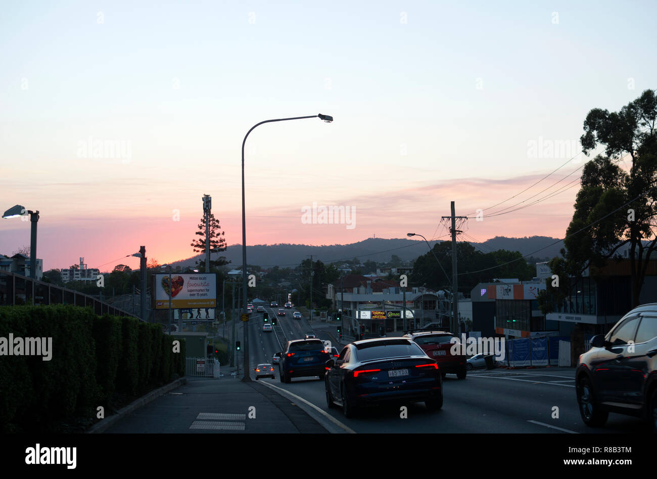 Pendlerverkehr auf Milton Straße bei Sonnenuntergang, Milton, Brisbane, Queensland, Australien Stockfoto