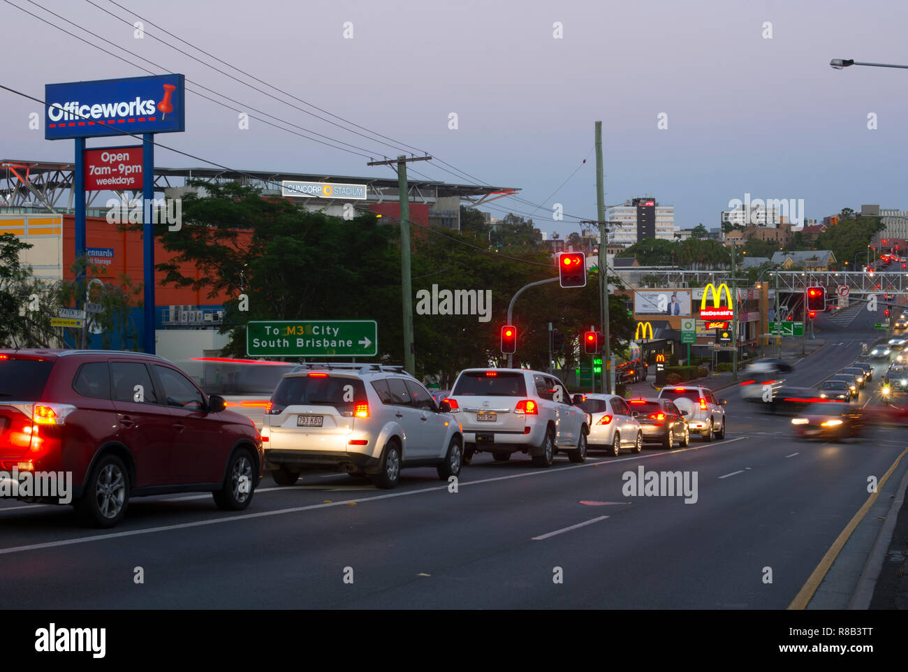 Pendlerverkehr auf Milton Straße bei Dämmerung, Milton, Brisbane, Queensland, Australien Stockfoto
