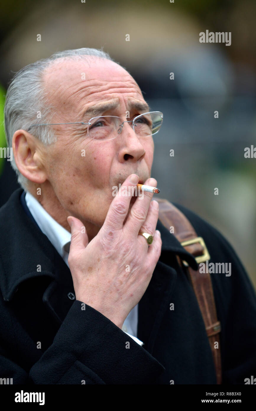 Alastair Stewart, ITN-Reporter, über College Green, Westminster in einen Rauch, bevor die Abstimmung des Vertrauens in Theresa's Mai Führung der Stockfoto