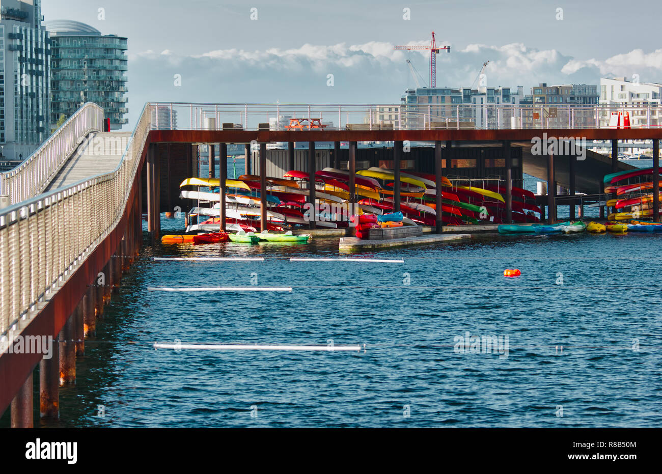 Kajaks, der Kalvebod Brygge (kalvebod Quay), Vesterbro, Kopenhagen, Dänemark, Skandinavien Stockfoto