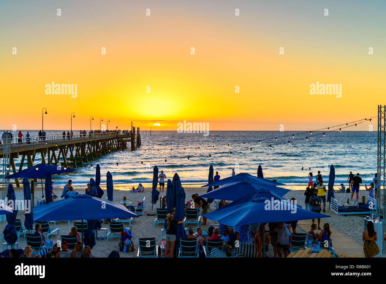 Adelaide, South Australia - 11. März 2018: die Leute an der Moseley Beach Club Cafe genießen den Sonnenuntergang an einem sommerlichen Abend Stockfoto