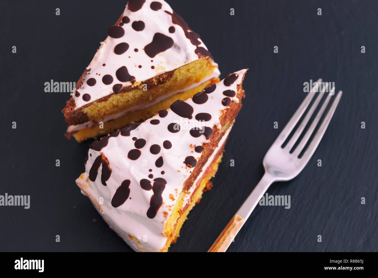 Hausgemachte Kuchen mit weißer und dunkler Schokolade Topping. Close Up. Stockfoto