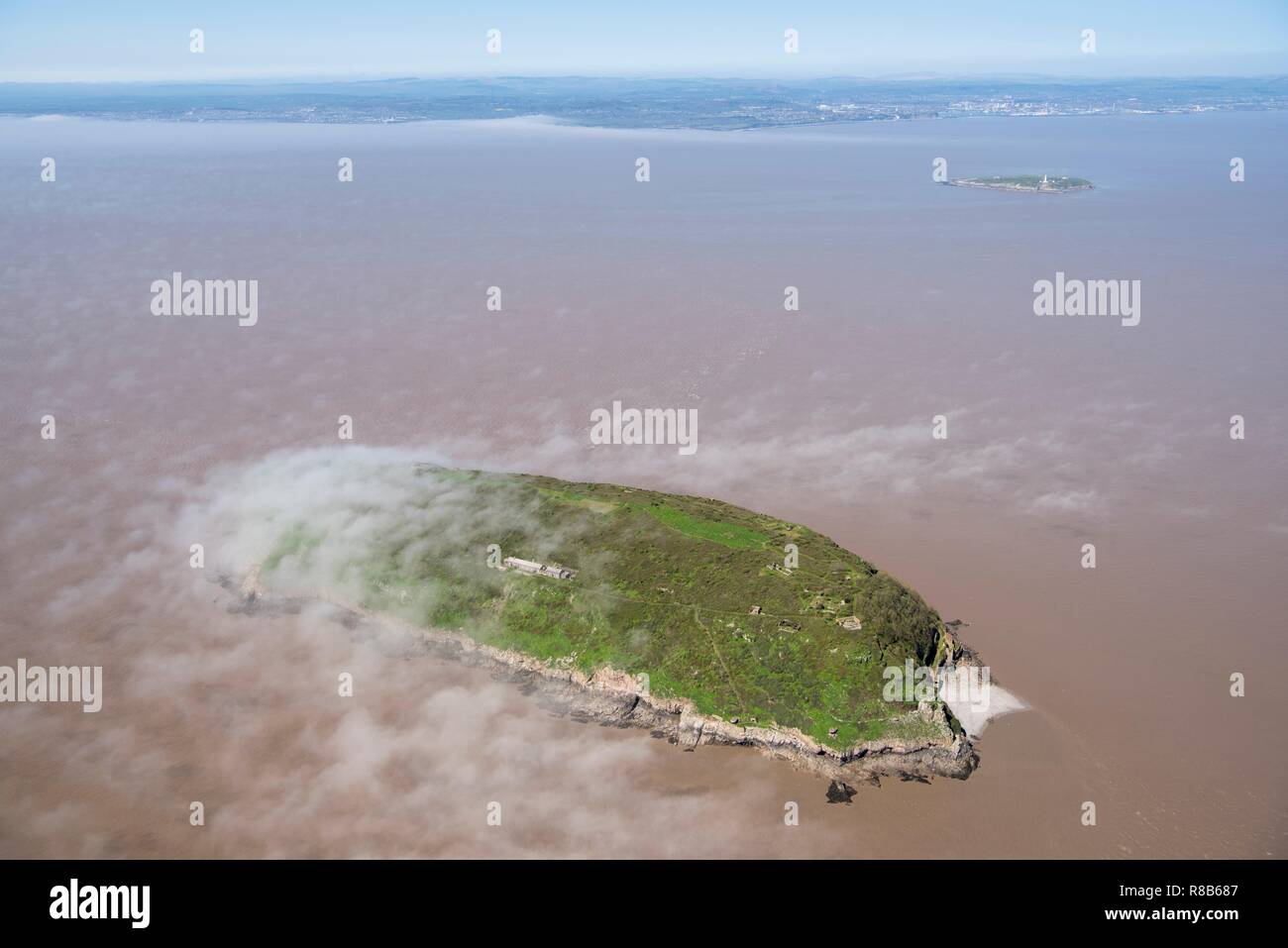 Niedrige Wolken über der Insel steil Holm, North Somerset, 2018. Schöpfer: Historisches England Fotograf. Stockfoto