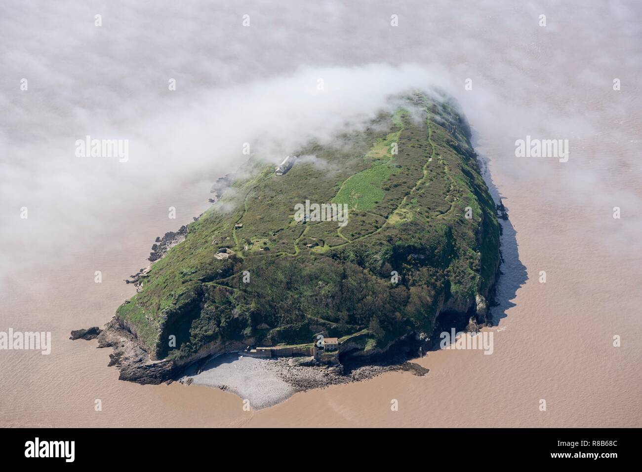 Niedrige Wolken über der Insel steil Holm, North Somerset, 2018. Schöpfer: Historisches England Fotograf. Stockfoto
