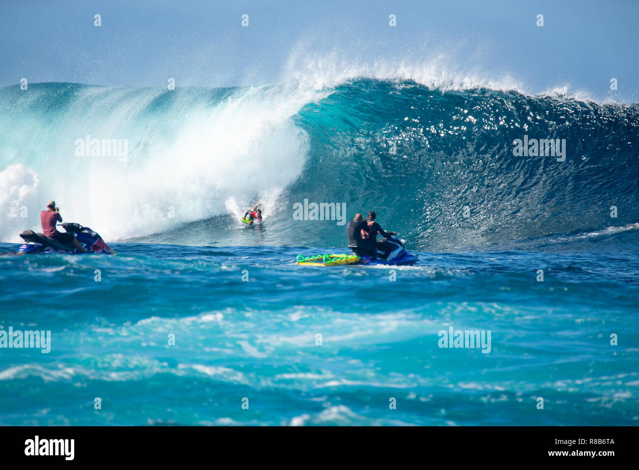 Lanzarote - November 28, 2018: Surfer in der Big Wave, Wettbewerb "quemao Klasse' in Lanzarote, Kanarische Inseln Stockfoto