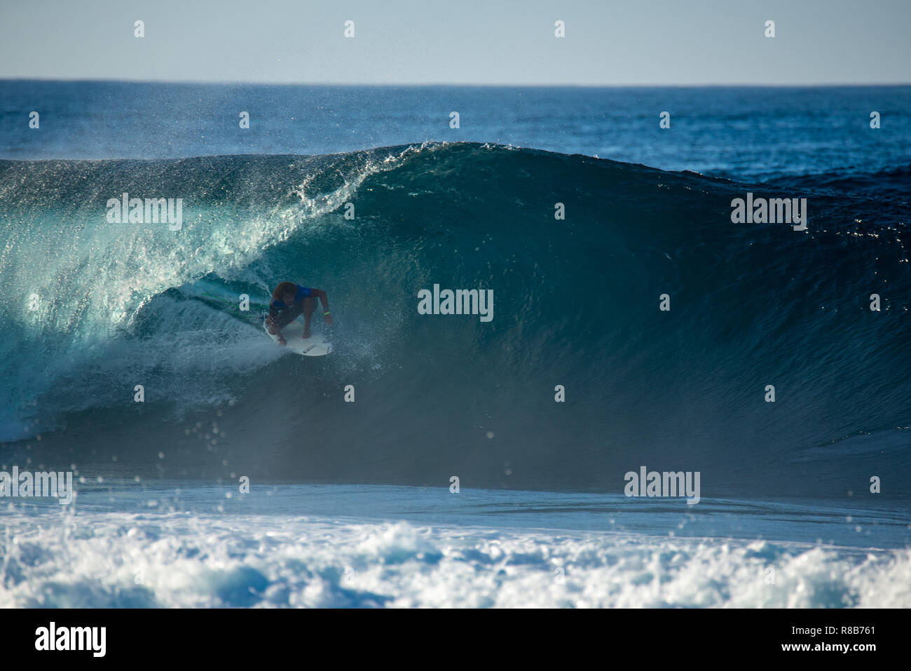 Lanzarote - November 28, 2018: Surfer in der Big Wave, Wettbewerb "quemao Klasse' in Lanzarote, Kanarische Inseln Stockfoto