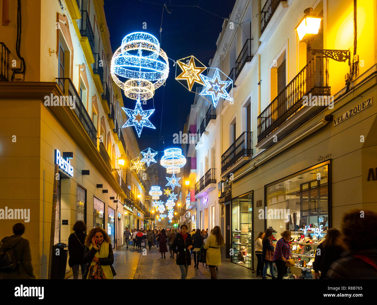 Shopping Straße beleuchtet für die Weihnachtsferien in Sevilla, Spanien Stockfoto