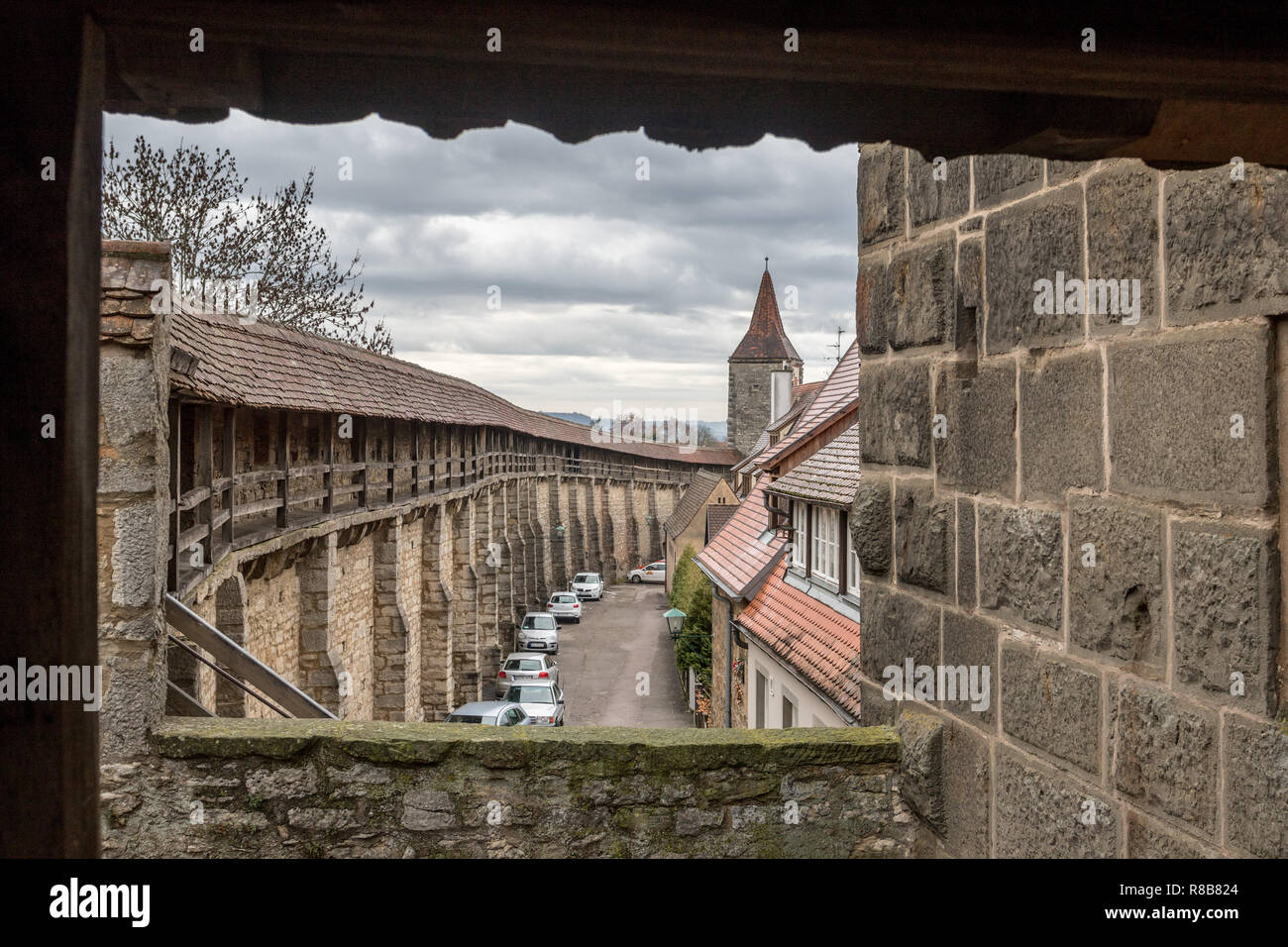 Rothenburg o.d.T., 5.12.2018, Deutschland - Stadtmauer und Wehrgang in Rothenburg. Stockfoto
