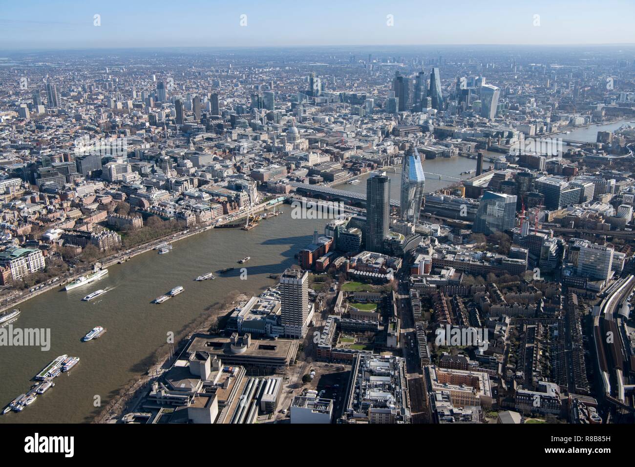 Blick über die City von London von der South Bank, London, 2018. Schöpfer: Historisches England Fotograf. Stockfoto