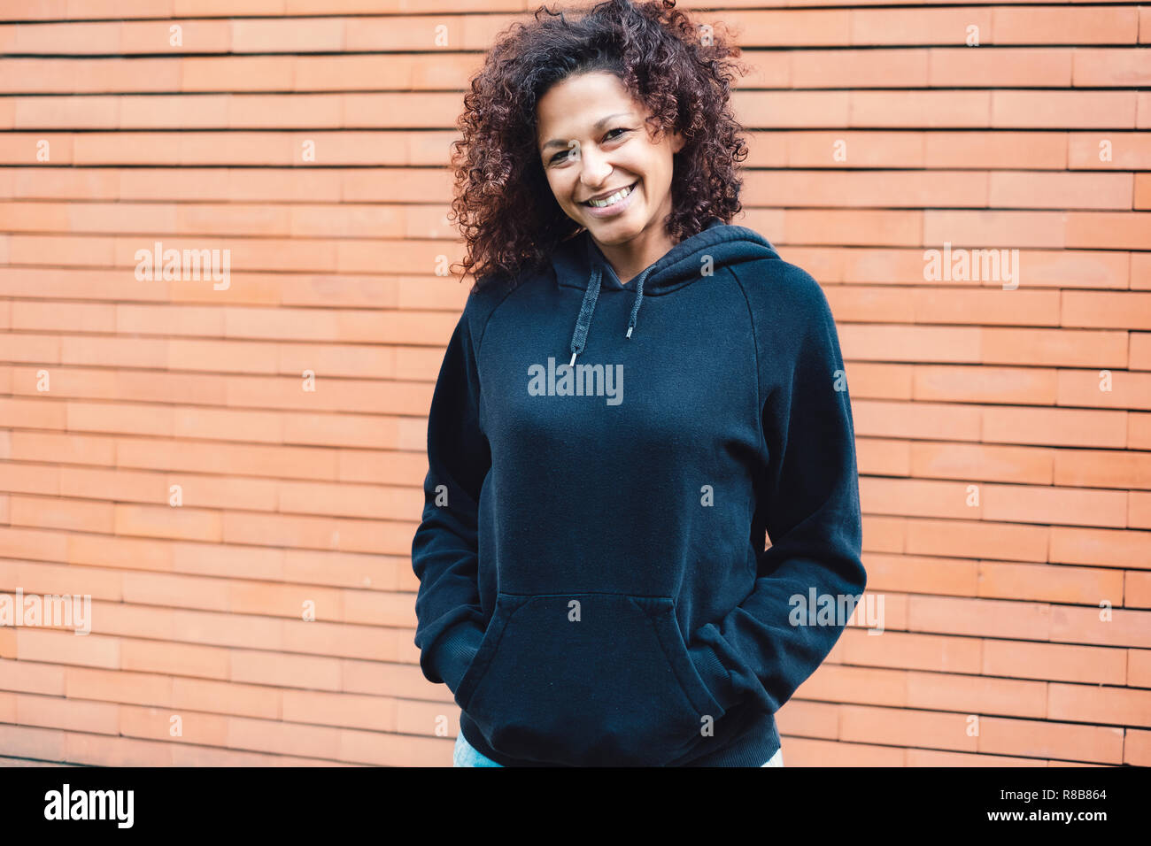 Lächelnd afro-amerikanische Frau urban Porträt Stockfoto