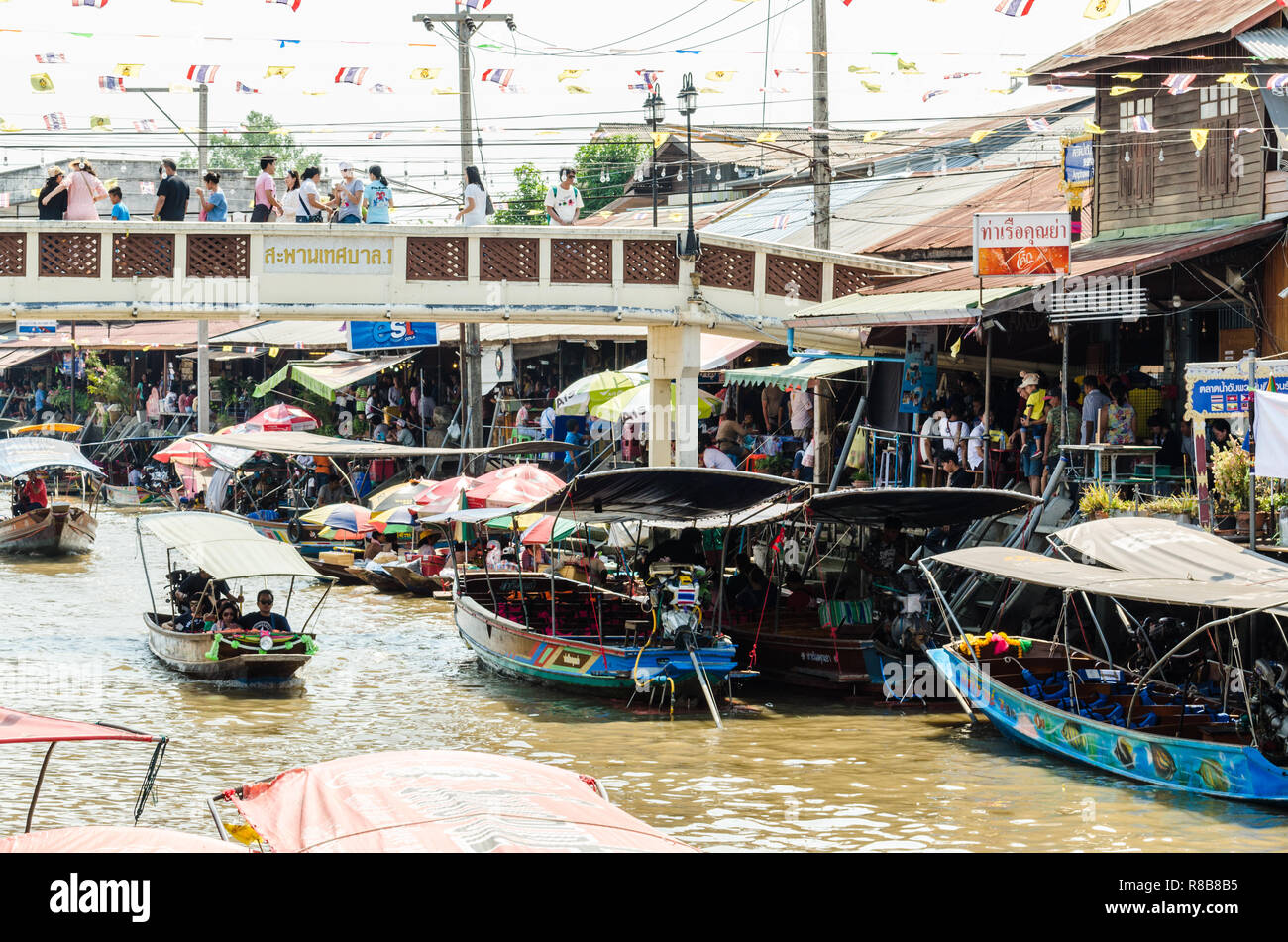 Boote bei schwimmenden Markt Amphawa, Thailand Stockfoto