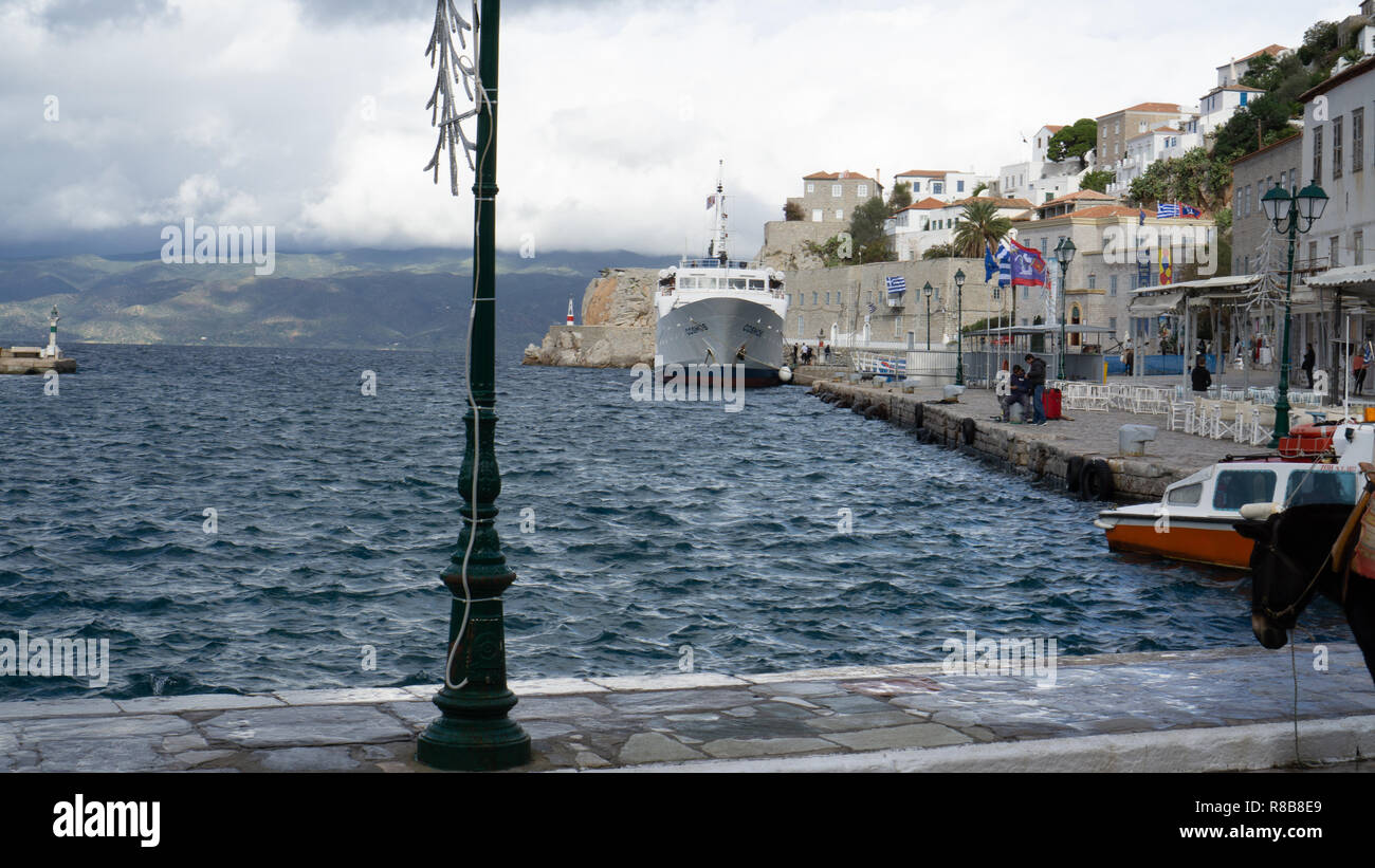 Blick auf das Wasser der Insel Hydra auf mein Tag Kreuzfahrt Reise von Piräus. Der Ort ist fesselnd und auf jeden Fall einen Besuch wert, vor allem in der Nebensaison. Stockfoto