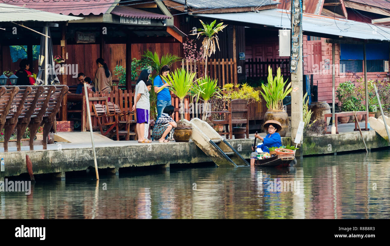 Thai Lady rudern Amphawa Kanäle Essen, Amphawa, Thailand zu verkaufen Stockfoto