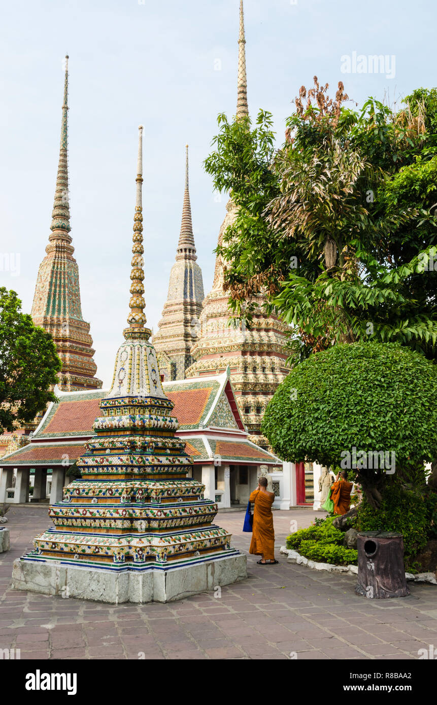 Buddhistische Mönche im Wat Pho komplexe Gründe, Bangkok, Thailand Stockfoto