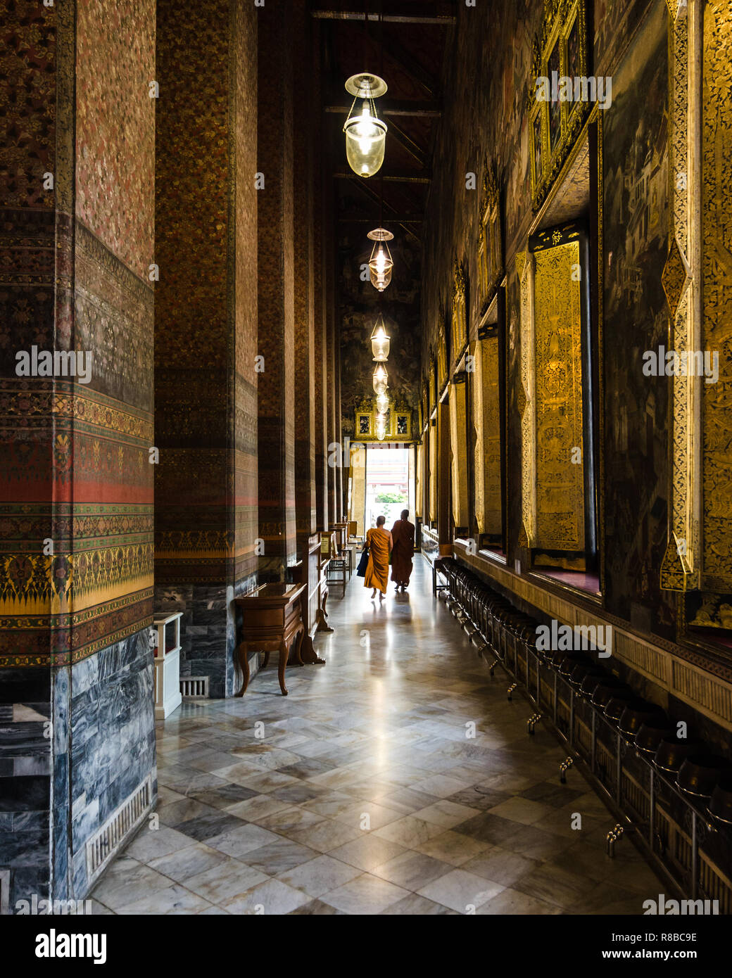 Zwei buddhistische Mönche im Tempel der Flur des Liegenden Buddha, Wat Pho, Bangkok, Thailand Stockfoto