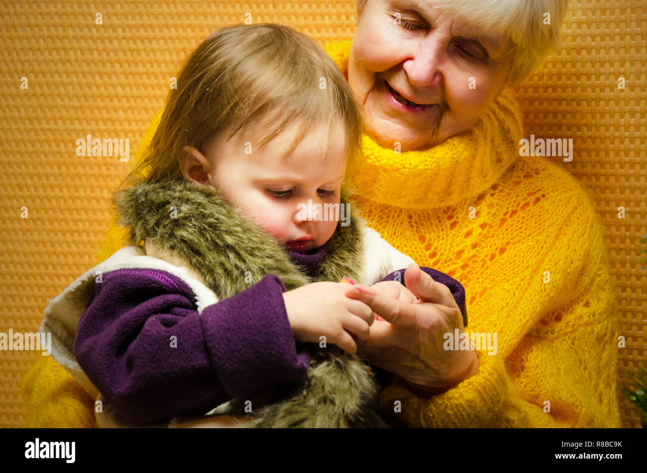 Portrait von Happy Großmutter ihrer Enkelin umarmen über Weihnachtsgeschenke und dekoriert, neues Jahr, frohe Weihnachten, Happy Family, li Stockfoto