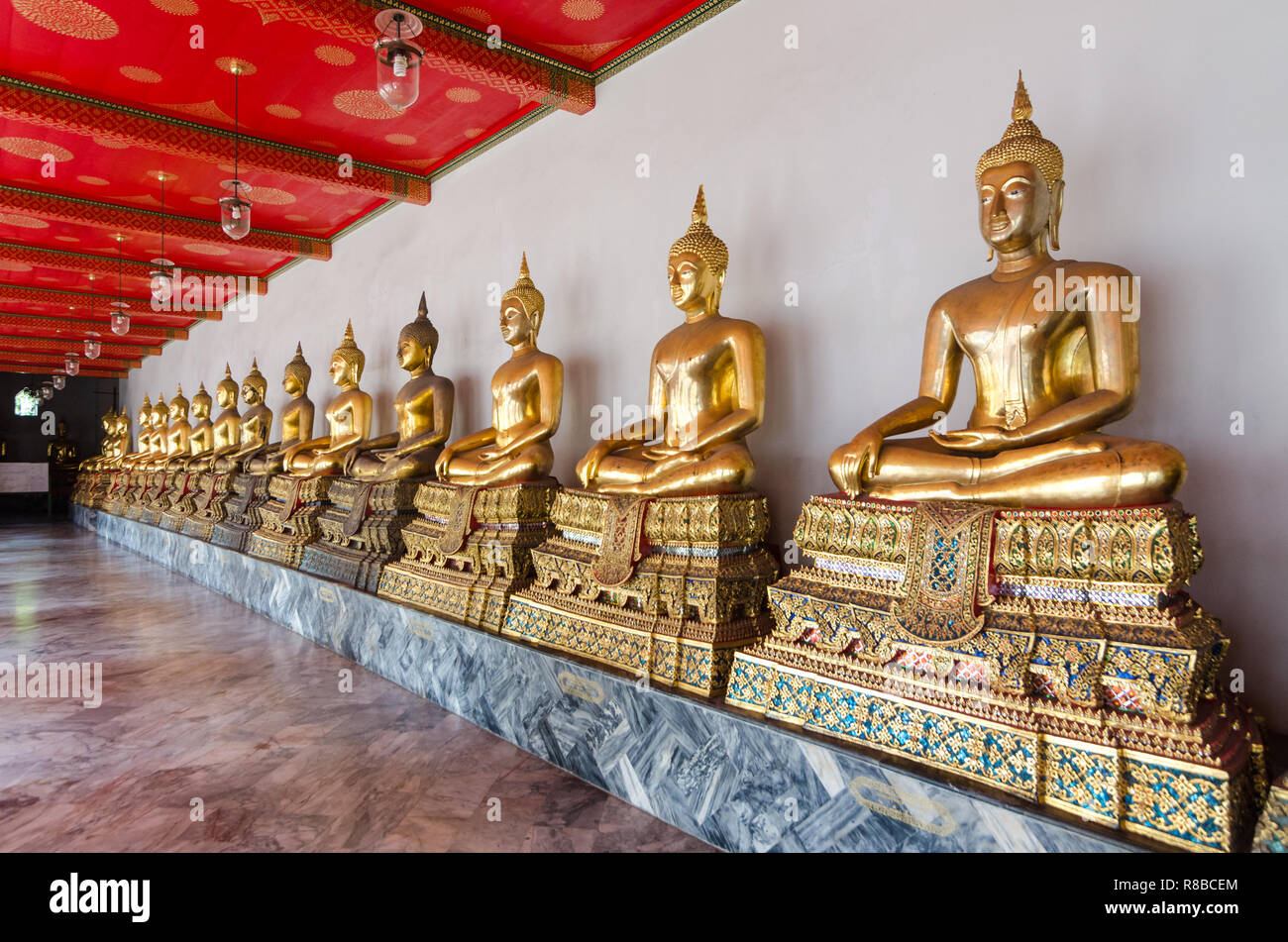 Vergoldete sitzender Buddha Statuen in den Wat Pho, Bangkok, Thailand Stockfoto