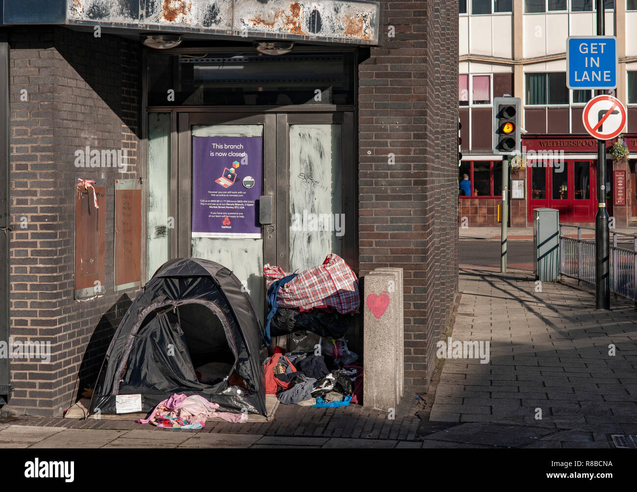 Zelt der Obdachlosen in Tür geschlossen Bank, Zentrum von Stoke-on-Trent Stockfoto