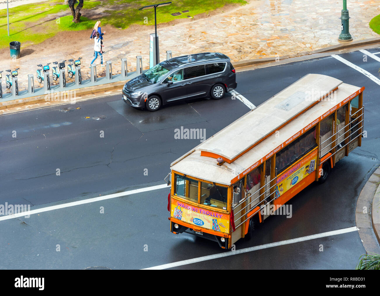 HONOLULU, Hawaii - Februar 16, 2018: Blick auf die Stadt retro Bus auf einer Straße der Stadt. Ansicht von oben Stockfoto