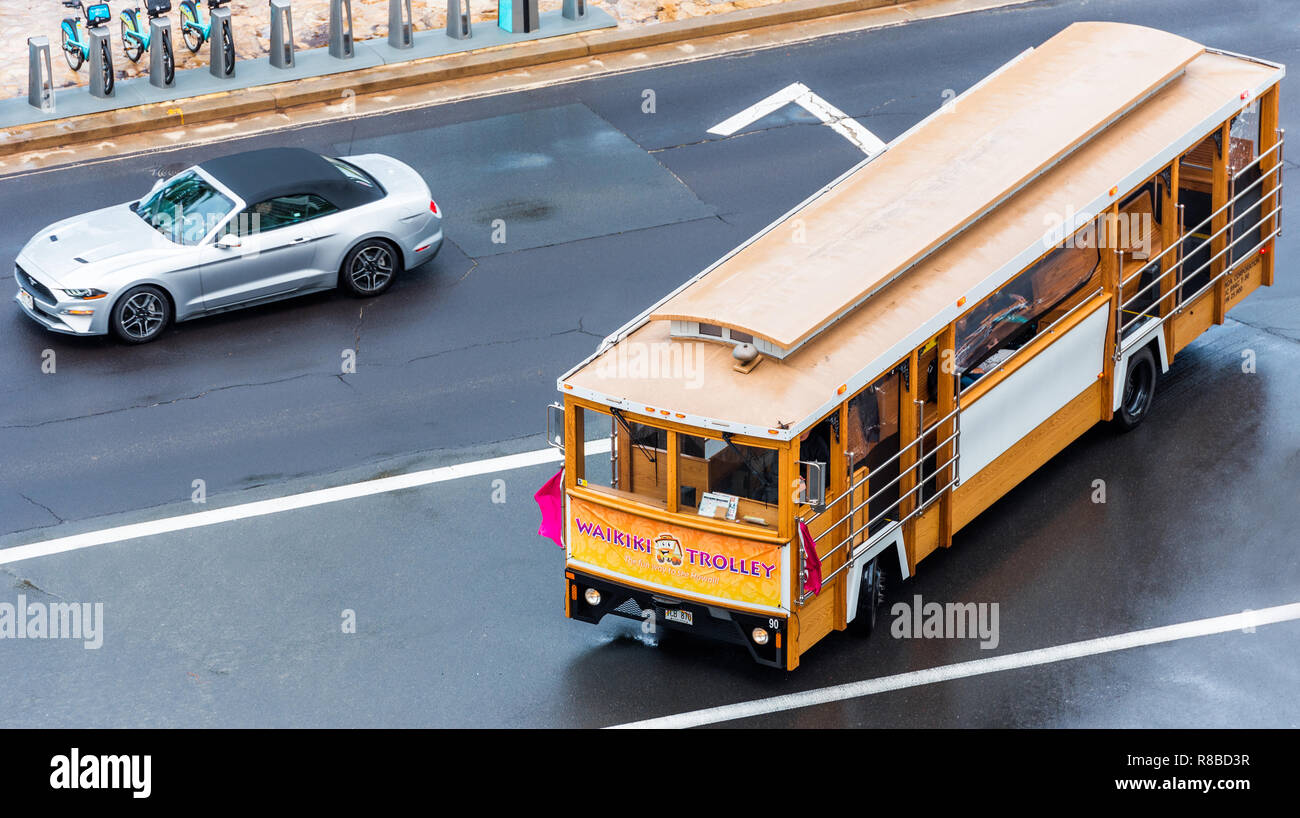 HONOLULU, Hawaii - Februar 16, 2018: Blick auf die Stadt retro Bus auf einer Straße der Stadt. Ansicht von oben Stockfoto