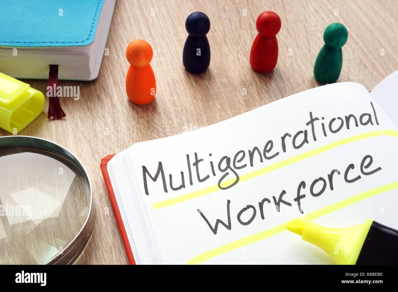 Multigenerational Workforce von Stift auf eine Notiz geschrieben. Stockfoto