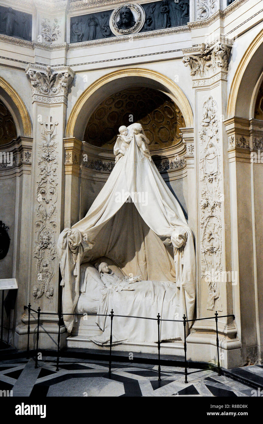 Italien, Lombardei, Arcore, Kapelle der Villa Borromeo d'Adda in Erinnerung an Isabella Isimbardi geschnitzt mit weißem Carrara-Marmor von Vincenzo und Vela Stockfoto