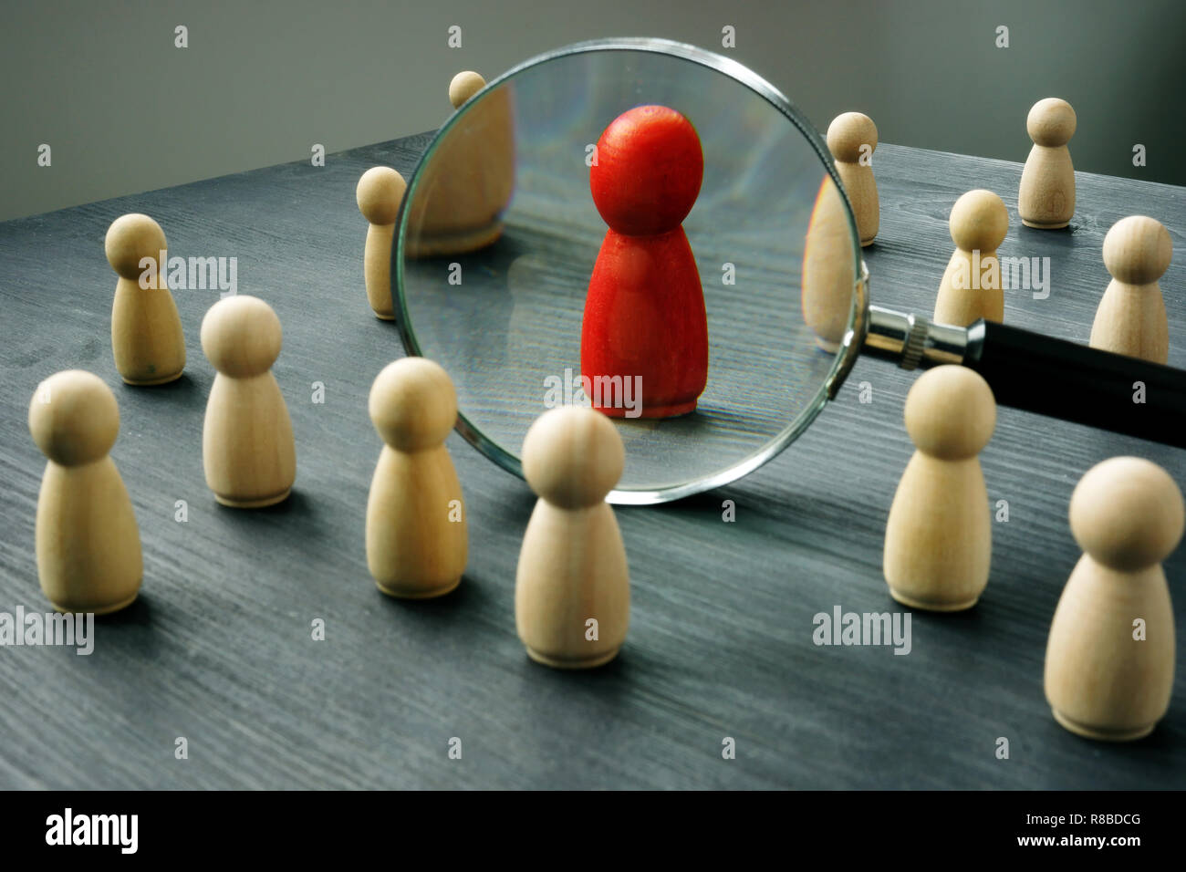 Abberufung und Einstellung von Menschen zu arbeiten. Holzfiguren auf einem Tisch. Talent Management. Stockfoto
