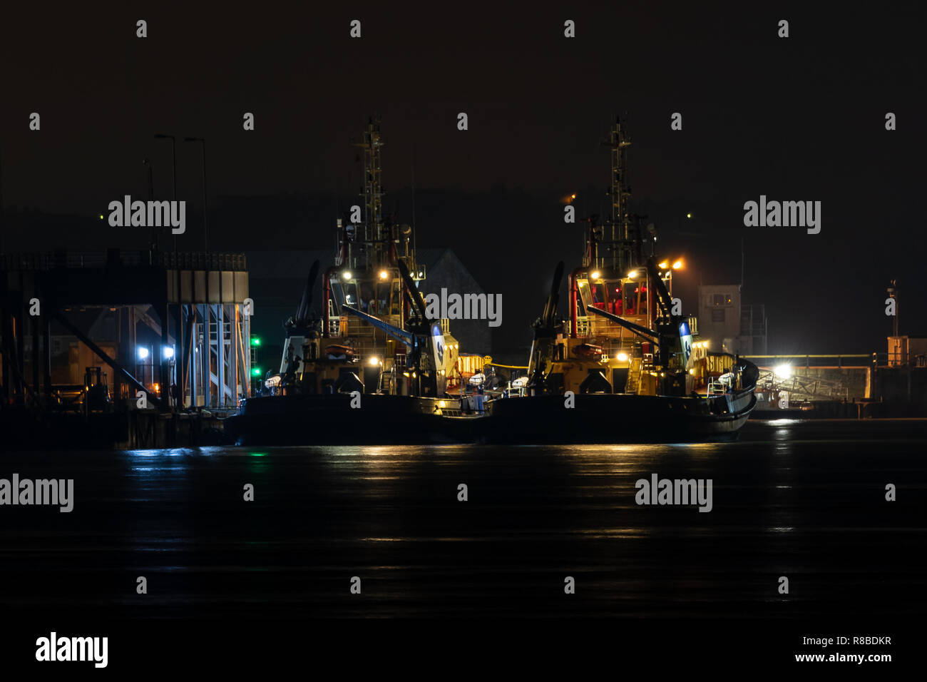 Schlepper abschleppen Svitzer günstig bei Pembroke Dock South Wales im Dezember 2018 Stockfoto