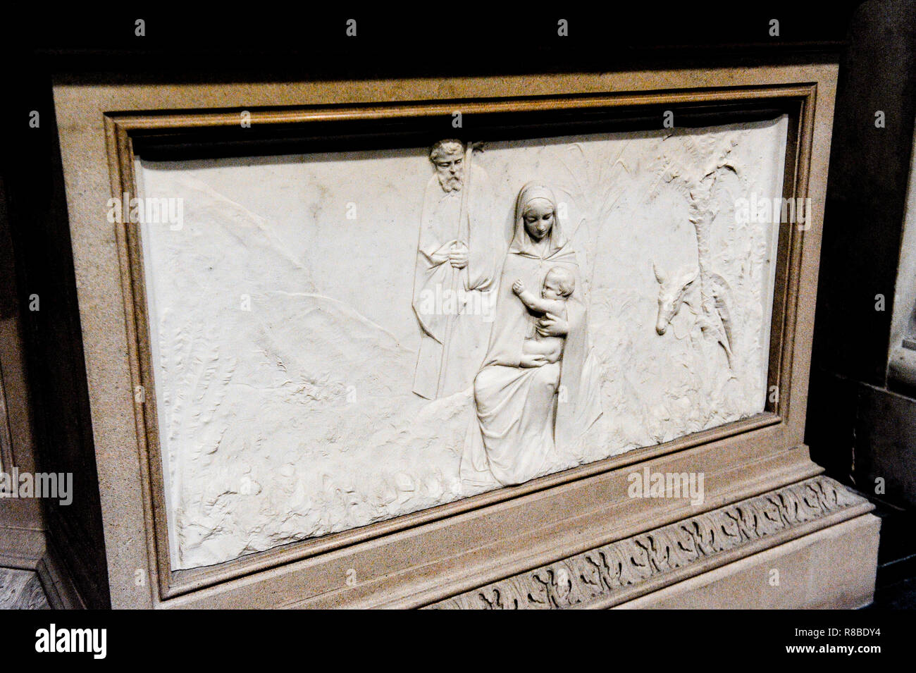 Italien, Lombardei, Arcore, Kapelle der Villa Borromeo d'Adda in Erinnerung an Isabella Isimbardi geschnitzt mit weißem Carrara-Marmor von Vincenzo und Vela Stockfoto