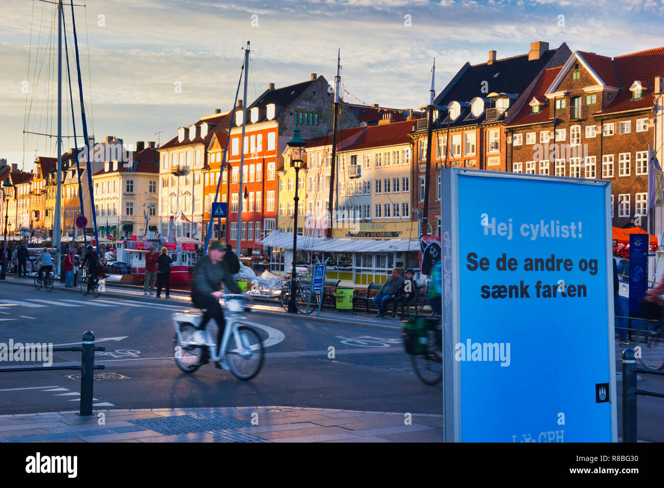 Radfahrer und Zeichen Warnung Vorsicht vor Anderen und Verlangsamen, Nyhavn, Kopenhagen, Dänemark, Skandinavien Stockfoto