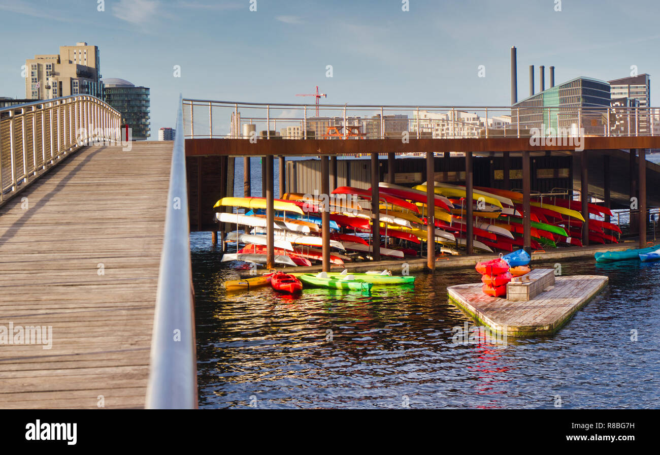 Holzsteg und Kajaks, Vesterbrogade, (kalvebod Quay), Vesterbro, Kopenhagen, Dänemark, Skandinavien Stockfoto