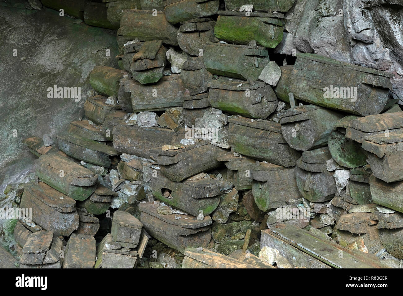 Särge eine nach der anderen am Eingang Lumiang Beerdigung Höhle in Sagada in der Cordillera Gebirge in Insel Luzon Philippinen gestapelt Stockfoto