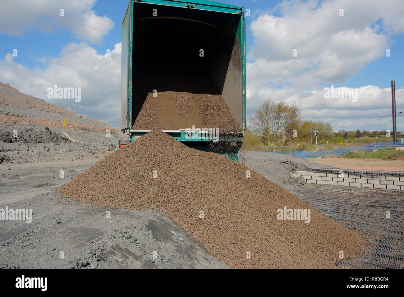 Ein hargreaves Lkw It's Last von leichten blähton Aggregat auf dem FARRRS link Straßenbau in Rossington, Doncaster. Stockfoto